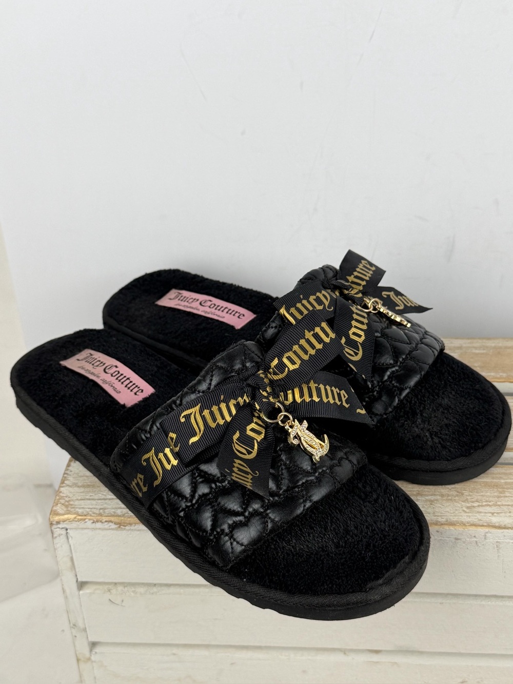 Juicy couture Hasen 3 cozy quilted slippers signature gold logo size M (8-8.5)